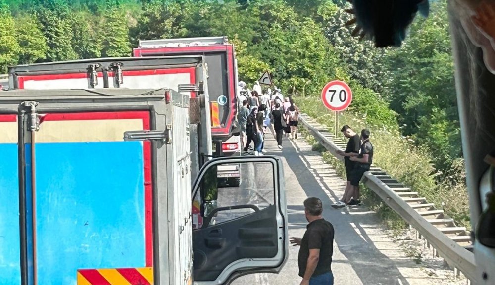 Devrilen kamyon yolu kapatınca, KPSS'ye girecekler yürüdü