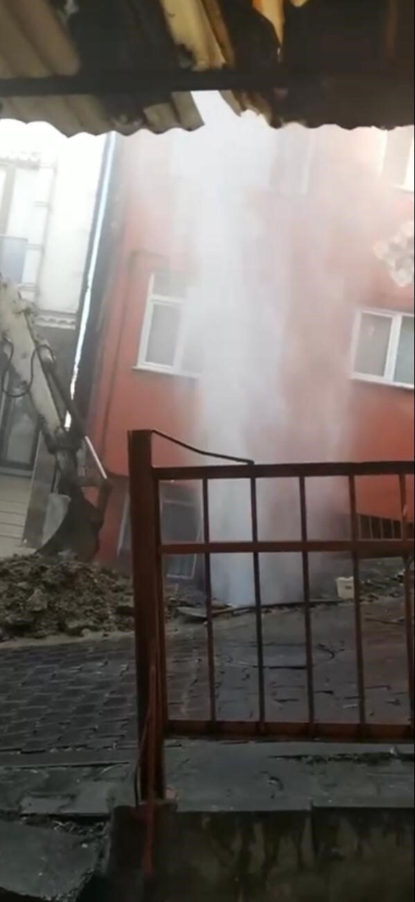 Fışkıran su binaların boyunu aştı