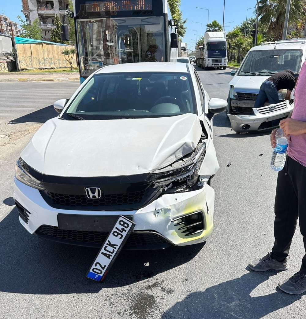 Hafif ticari araç ile otomobil çarpıştı