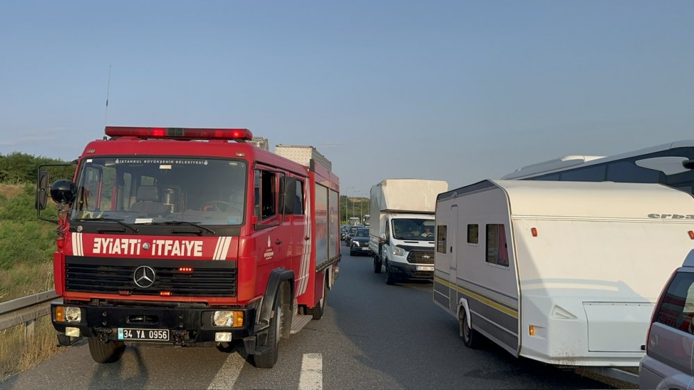 Hafriyat kamyonu devrildi