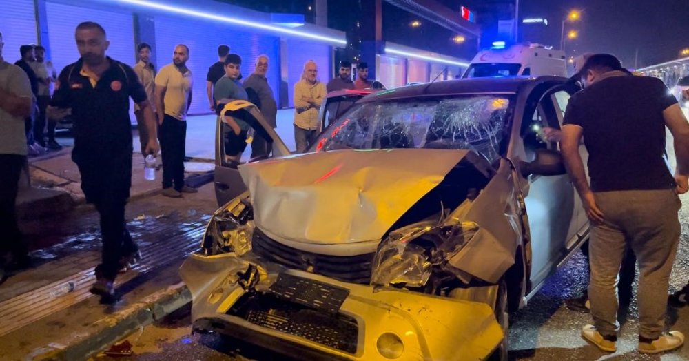 Hızla ilerleyen otomobil servis aracına çarptı : 5 yaralı