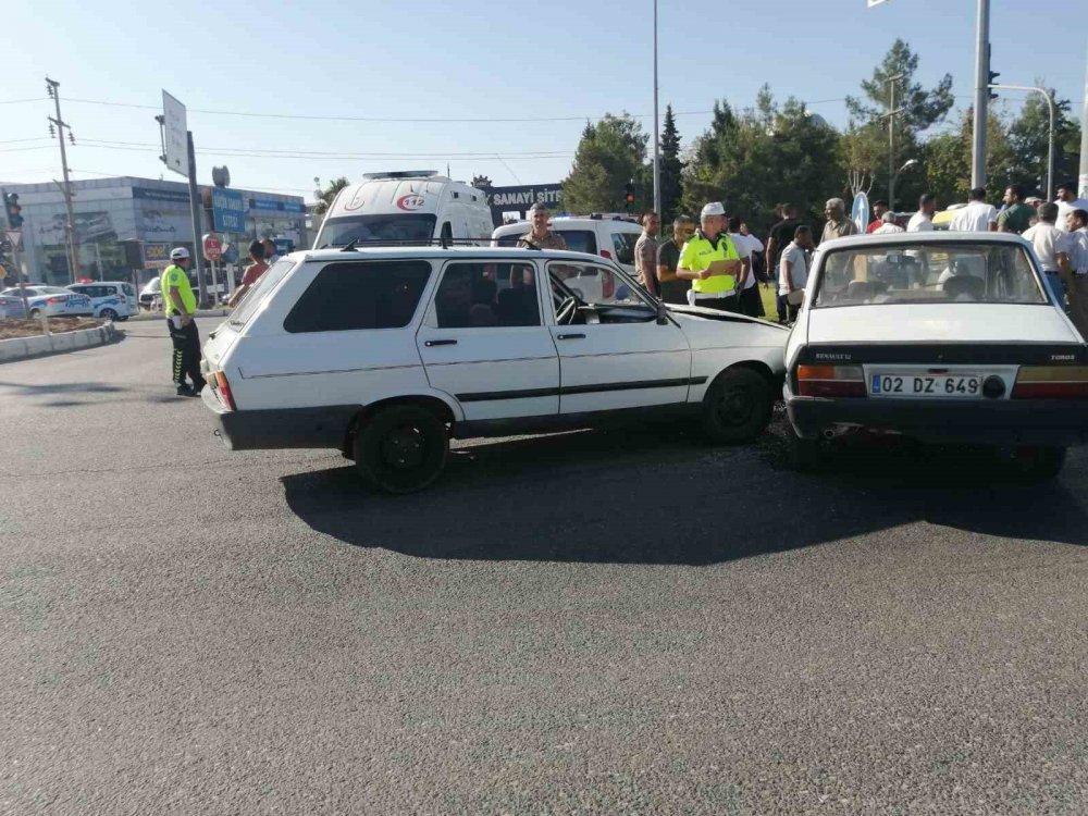 İki otomobilin çarpıştığı kazada 5 kişi yaralandı