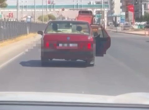 Kapısı açık ilerleyen otomobil tehlike saçtı