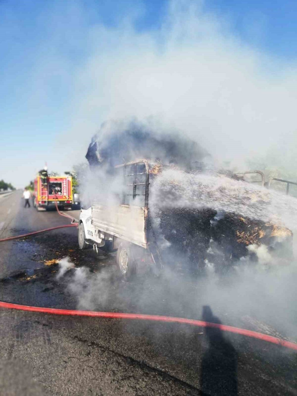 Konya'da seyir halindeki kamyonet alev alev yandı