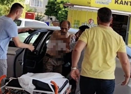 Motorlu testere ile odun keserken ağaç parçası koluna saplandı