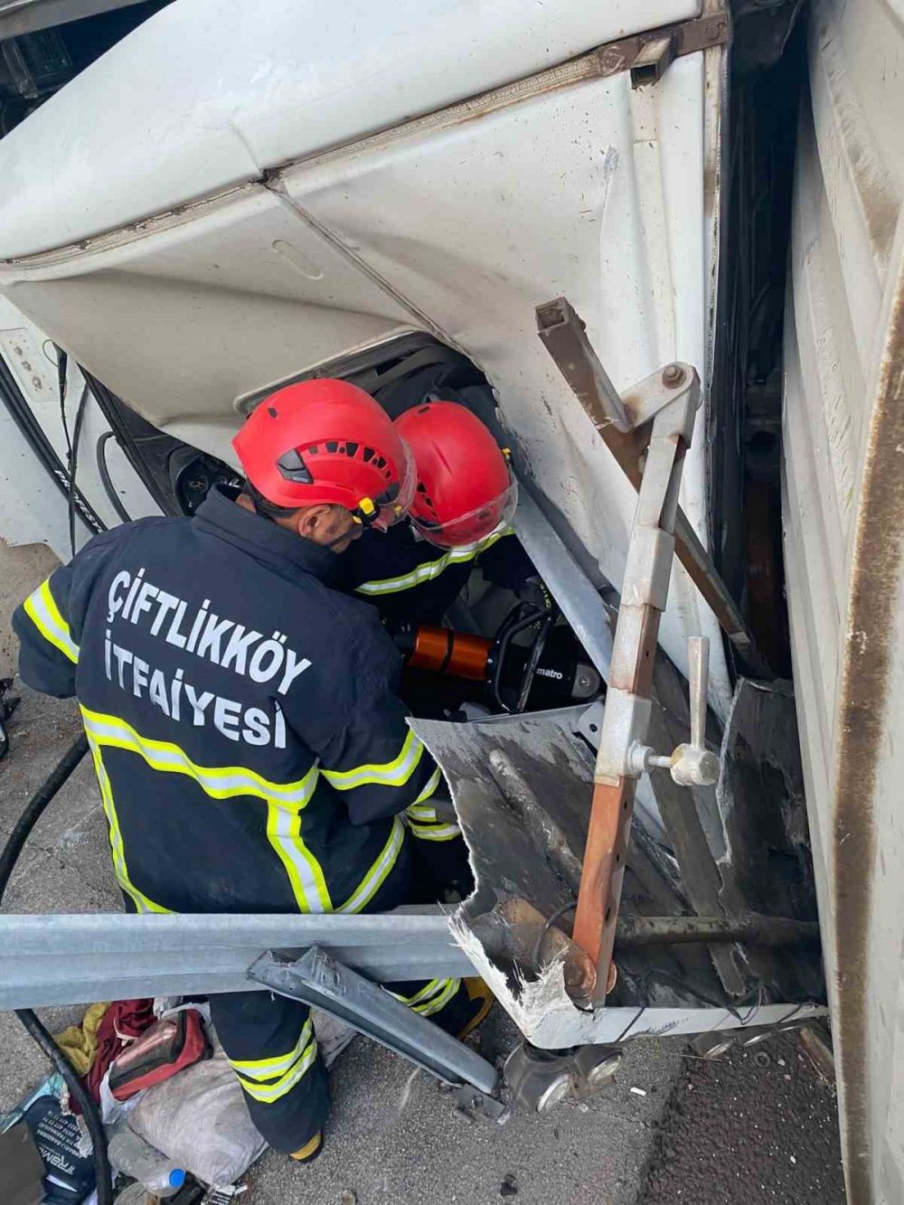 Otobüs ile tır çarpıştı: 1 ölü, 4 yaralı