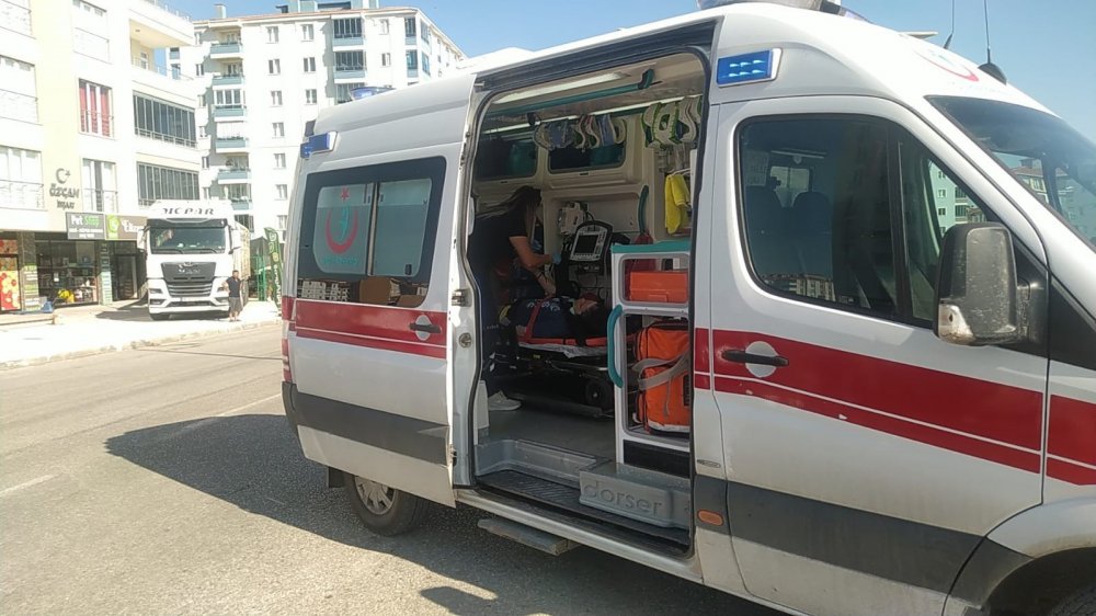 Otomobille elektrikli bisiklet çarpıştı