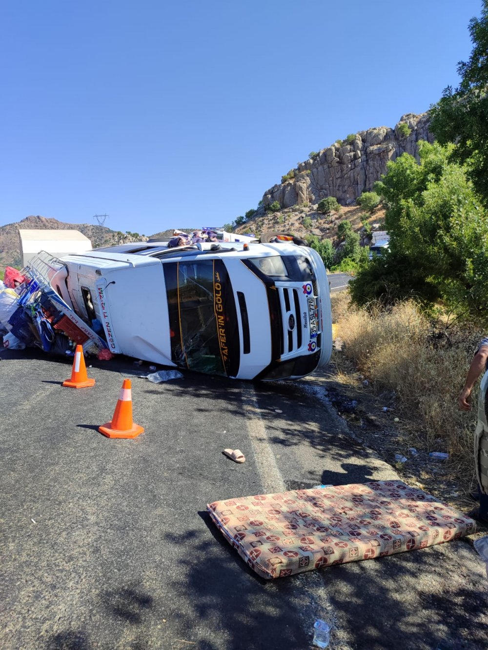 Römork takılı minibüs devrildi: 10 yaralı