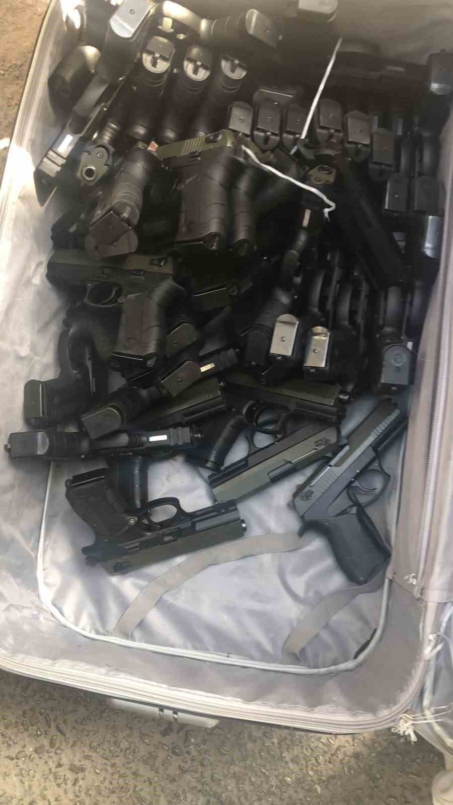 Ruhsatsız silah deposuna baskın