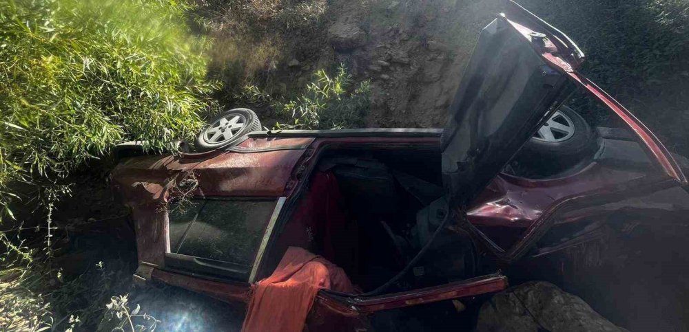 Şarampole yuvarlanan aracın sürücü öldü