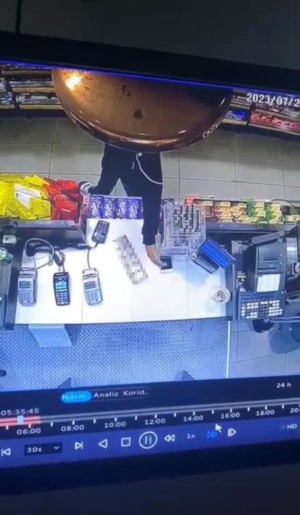 Tezgahtan telefonu saniyeler içinde çaldılar