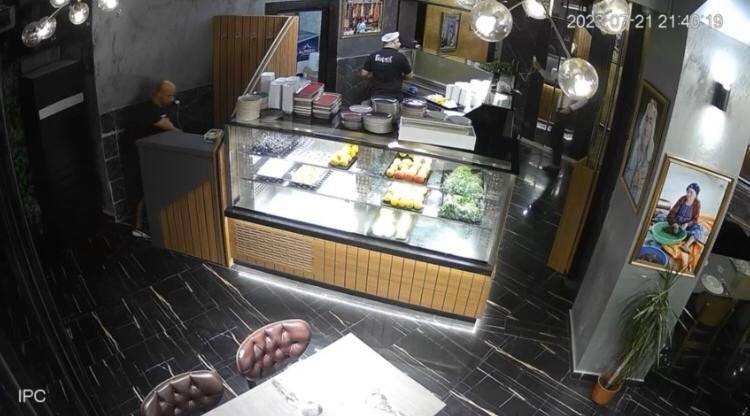 Tezgahtan telefonu saniyeler içinde çaldılar