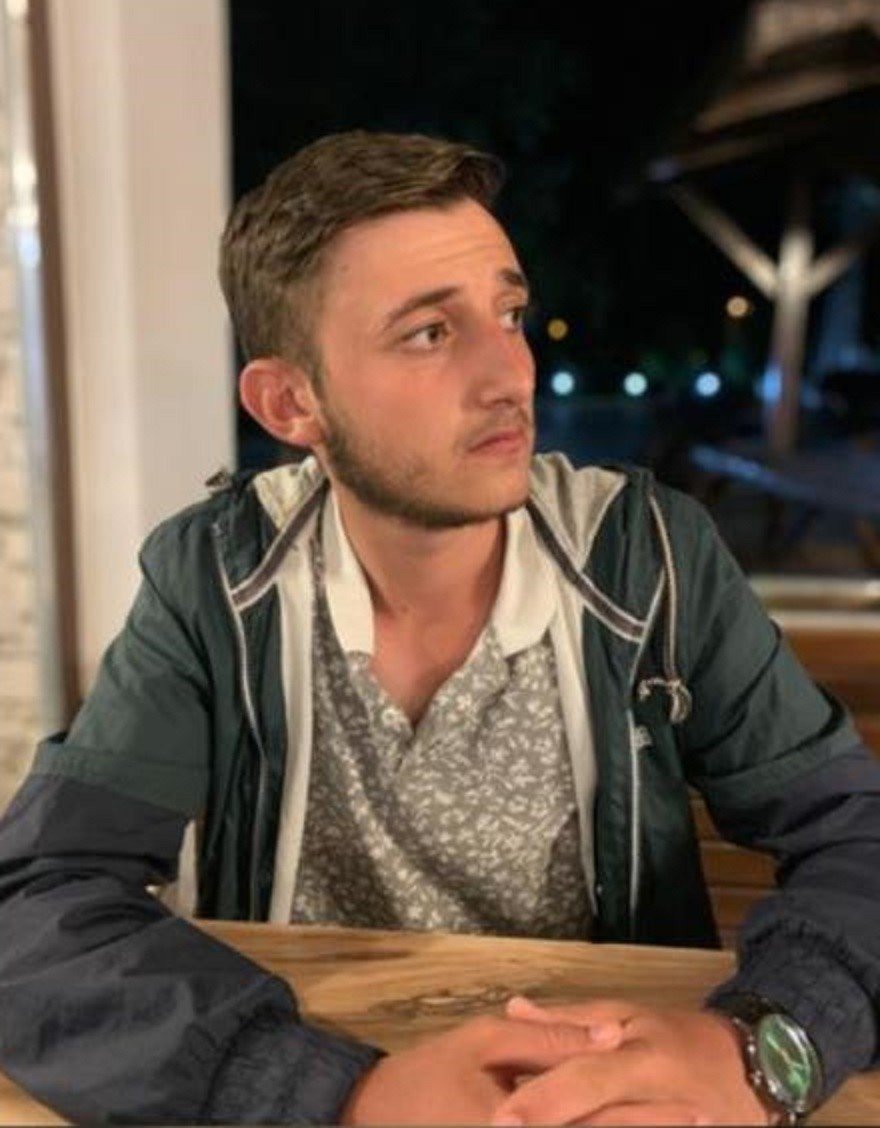 Tomruk taşıyan kamyon devrildi, sürücüsü hayatını kaybetti