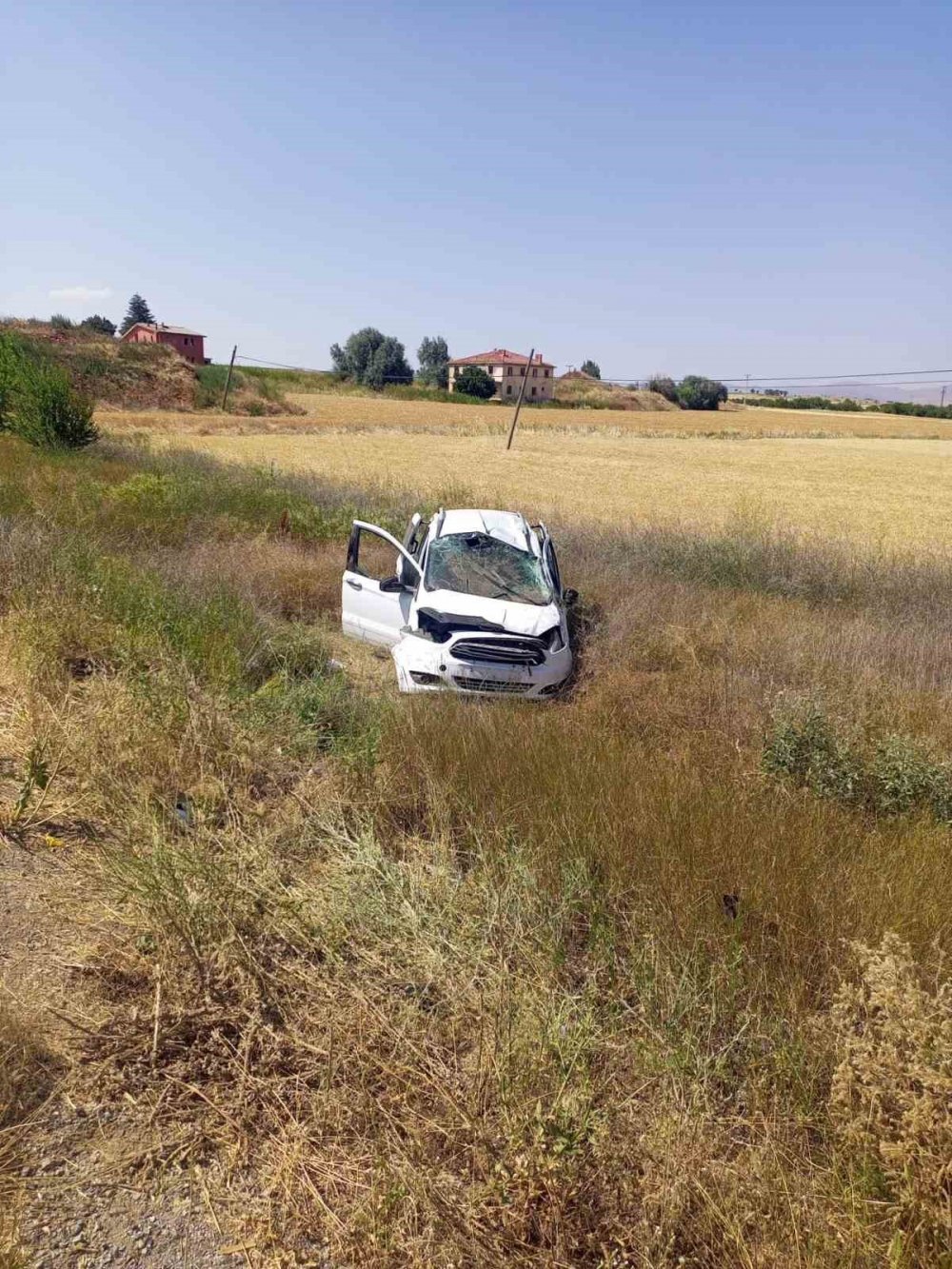 Konya’da hafif ticari araç araziye devrildi