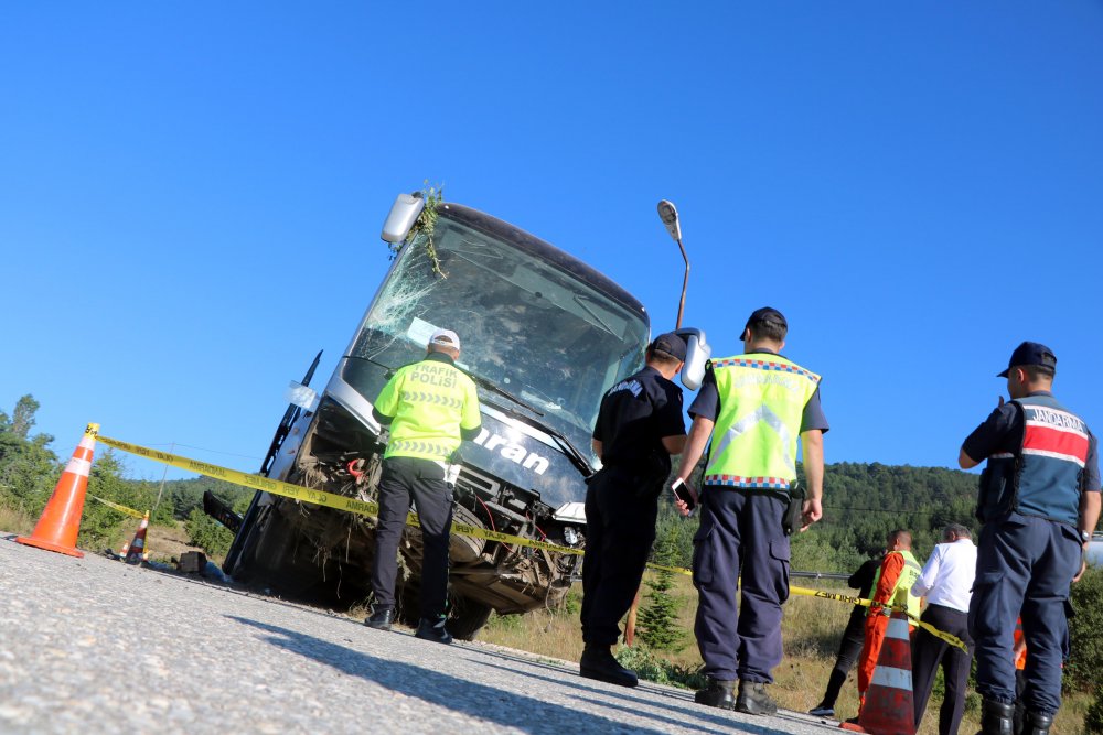 Bolu'da yolcu otobüsü yol kenarındaki araziye girdi: 14 yaralı