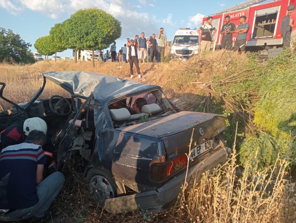 İki otomobil çarpıştı: 1 ölü, 6 yaralı
