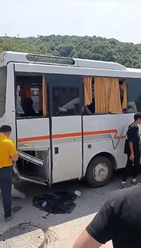 Turistleri taşıyan midibüse hafriyat kamyonu çarptı: 8 yaralı