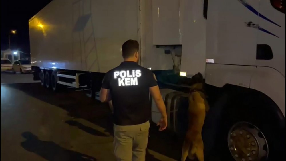 'Hulk' tepki verdi; TIR'ın soğutma sisteminden 41,5 kilo eroin çıktı