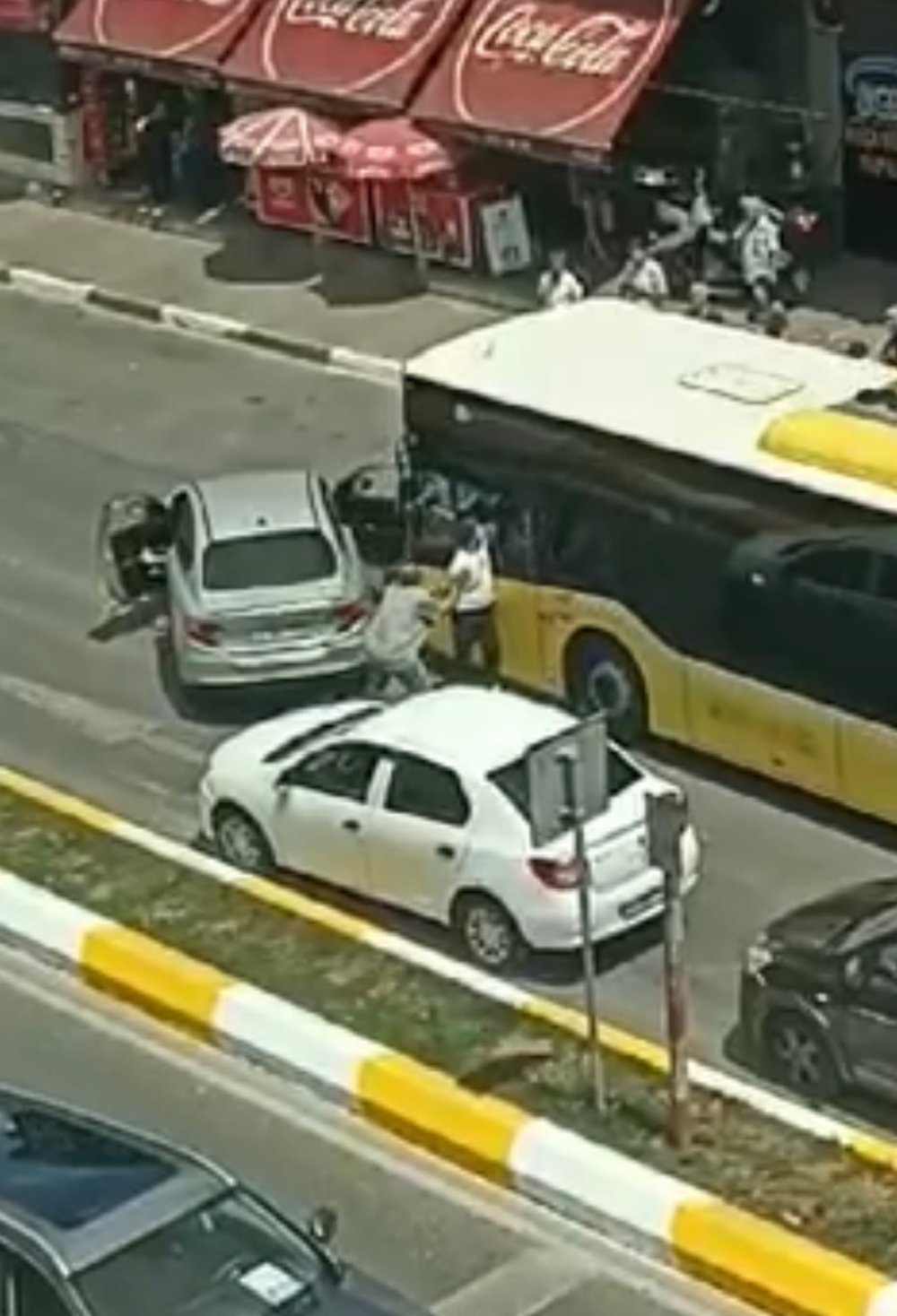 İETT otobüsünün önünü kesip, şoförü darbettiler