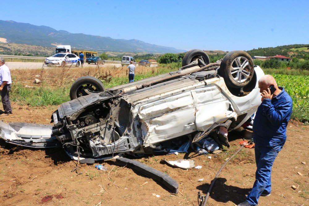 Otomobil park halindeki minibüse çarptı: 2 ölü, 4 yaralı