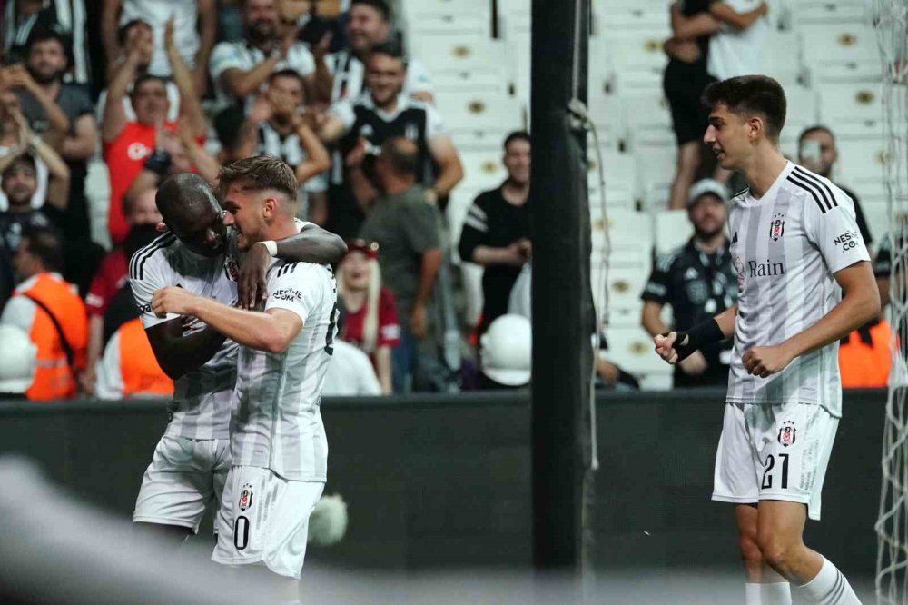 Beşiktaş'ta yeni transferler ilk kez forma giydi