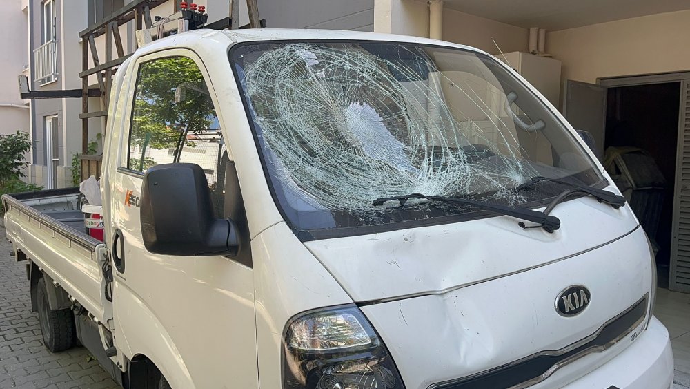 Cam balkon montajı yaparken 7'nci kattan düşüp, öldü