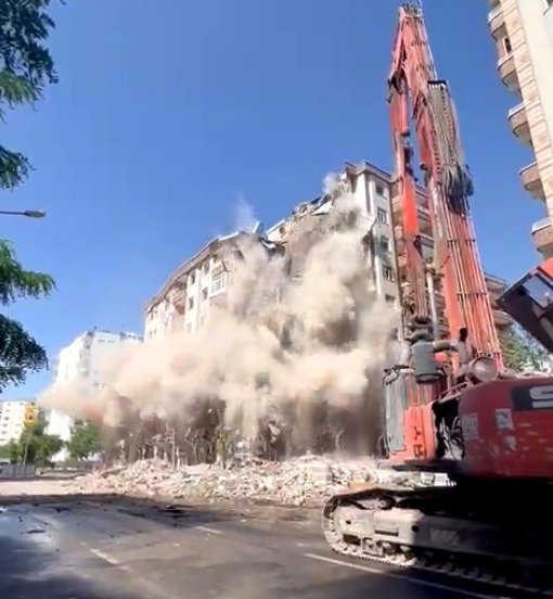 8 katlı bina yıkım sırasında çöktü!