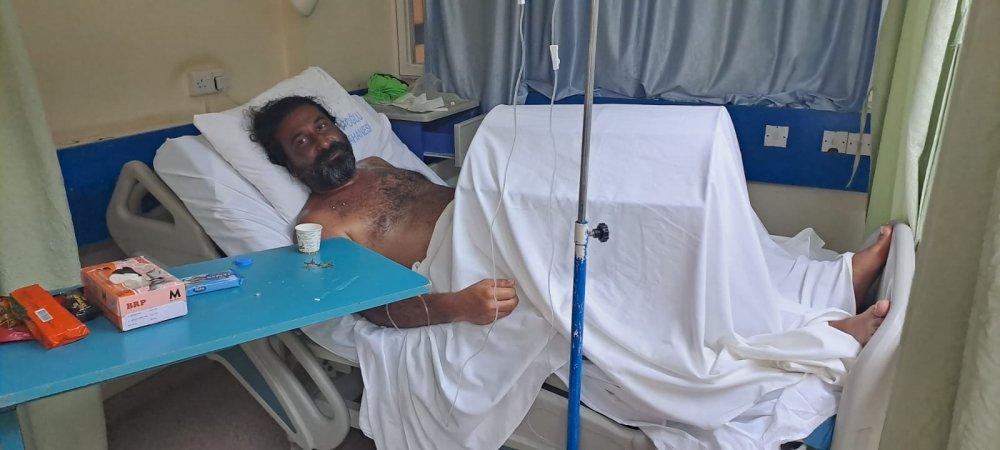 Denizde yaşam mücadelesi veren 2 arkadaşa teknelerdekiler kayıtsız kalmış