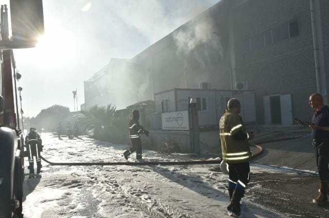 Geri dönüşüm tesisindeki yangın bitişikteki turşu fabrikasını da yaktı