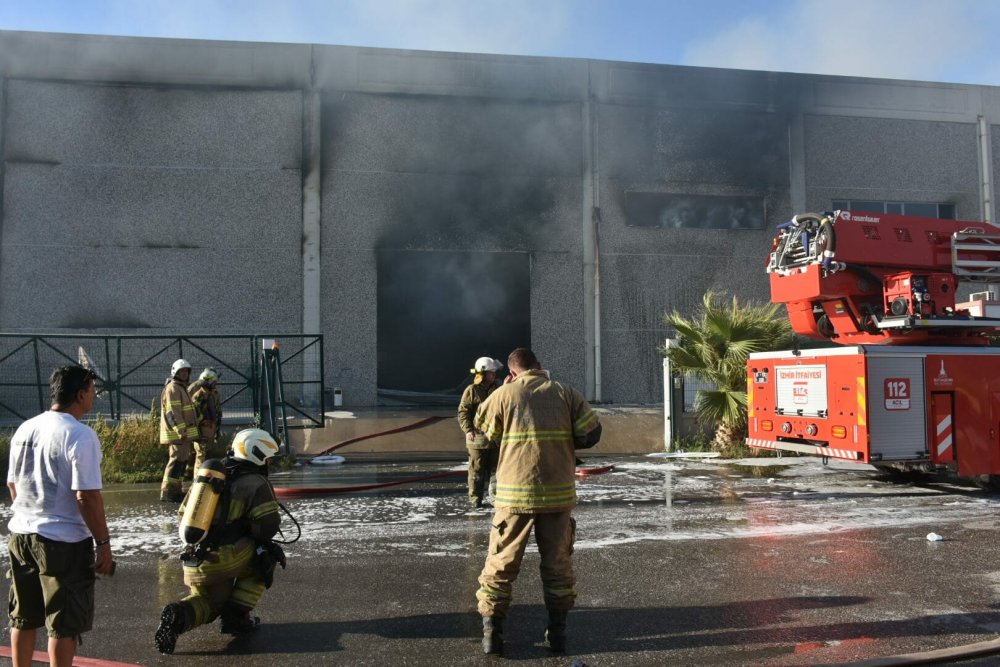 Geri dönüşüm tesisindeki yangın bitişikteki turşu fabrikasını da yaktı