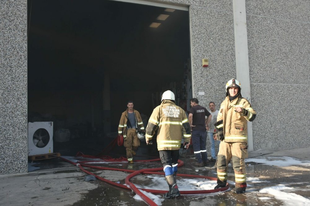 Geri dönüşüm tesisindeki yangın bitişikteki turşu fabrikasını da yaktı