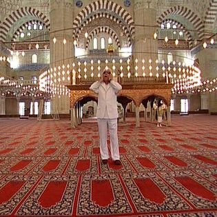 Selimiye Camisi'nin beyaz takım elbiseli müezzininden acı haber