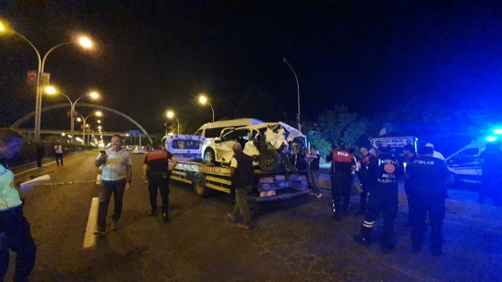 3 otomobil ile 1 minibüs çarpıştı: 5 yaralı