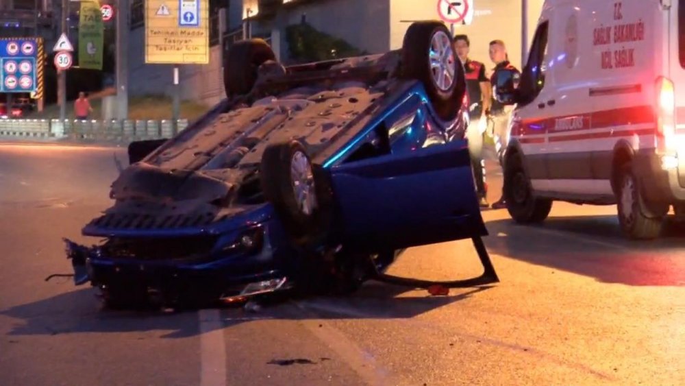 Çelik halat bariyerlerine çarpan otomobil takla attı