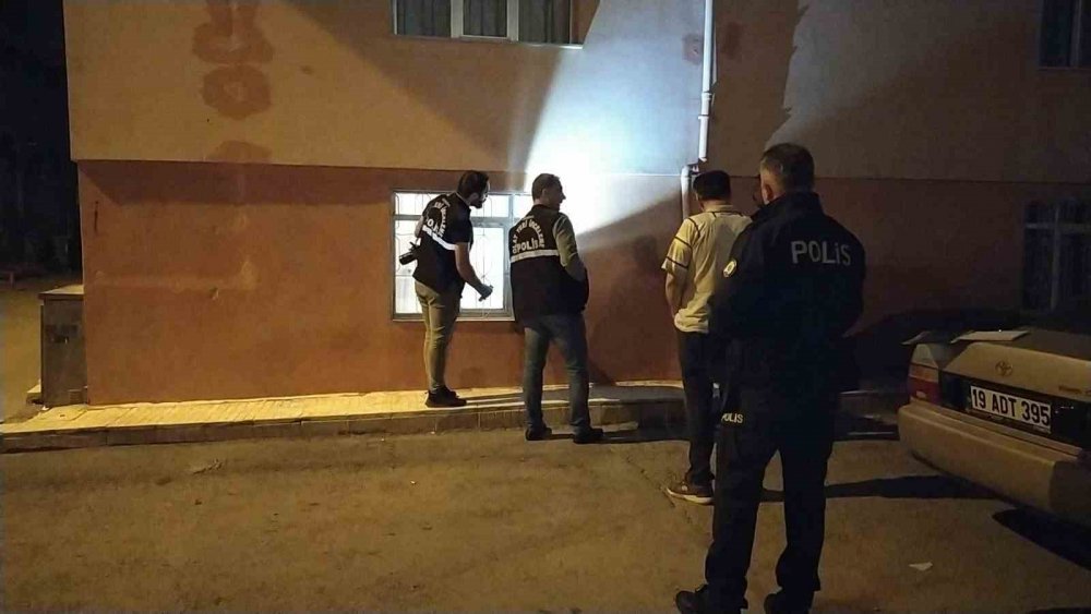 Evin camlarını kabza ile kırdılar havaya ateş edip kaçtılar