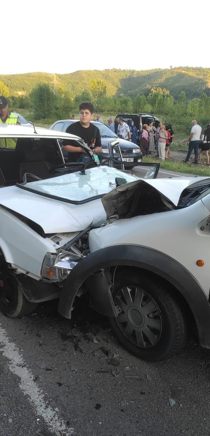 İki araç kafa kafaya çarpıştı, 3 yaralı