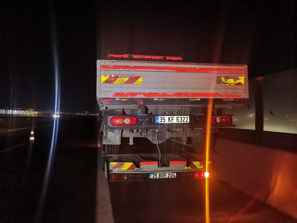 Kamyonet otoyolda duran otomobile çarptı: 1 ölü,  2 yaralı