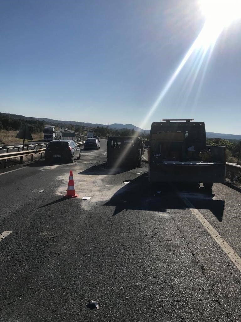 Kaza yapan araç alev alev yandı