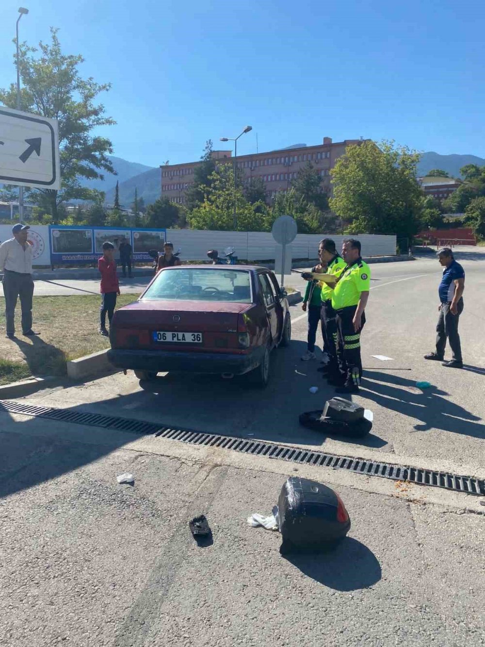 Kırmızı ışıkta geçen otomobil ile motosiklet çarpıştı