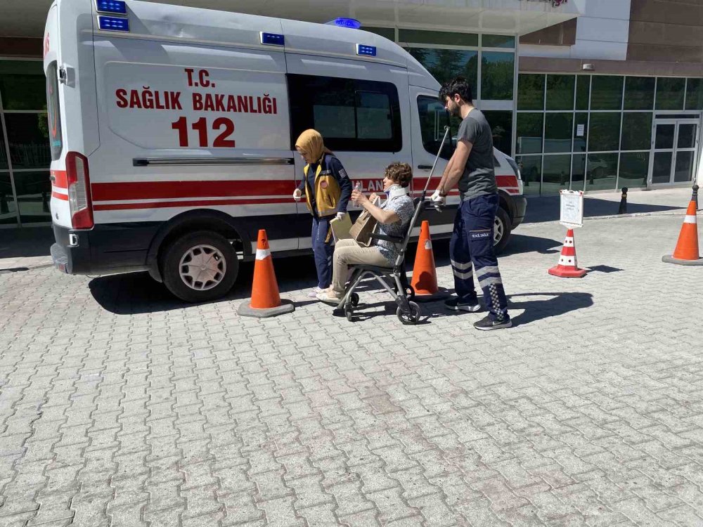 Konya'da kontrolden çıkan otomobil mola için cepte duran 3 araca çarptı