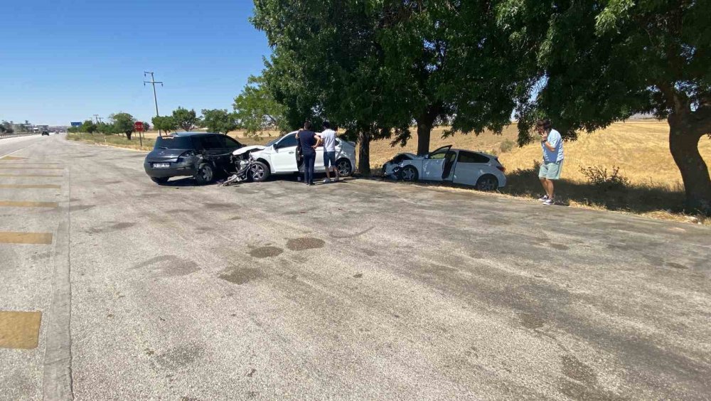 Konya'da kontrolden çıkan otomobil mola için cepte duran 3 araca çarptı