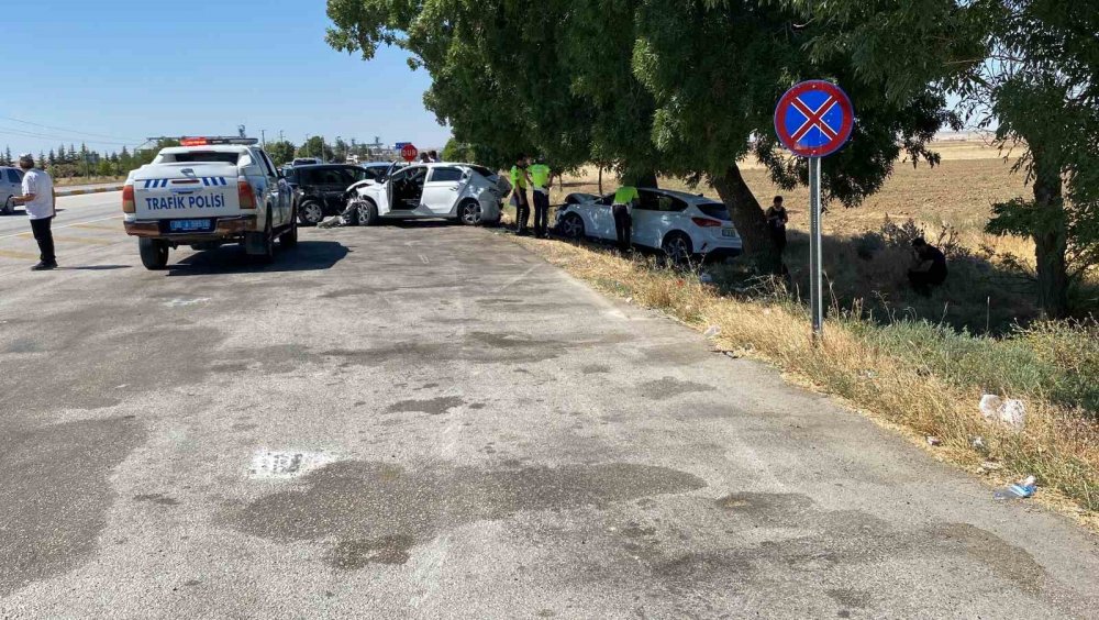 Konya'da kontrolden çıkan otomobil mola için cepte duran 3 araca çarptı