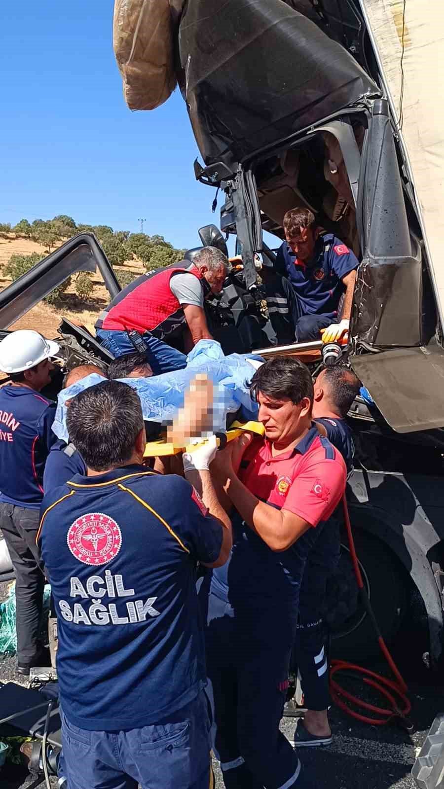 Nakliyat kamyonu hafriyat tırına çarptı: 1 ölü, 2 yaralı