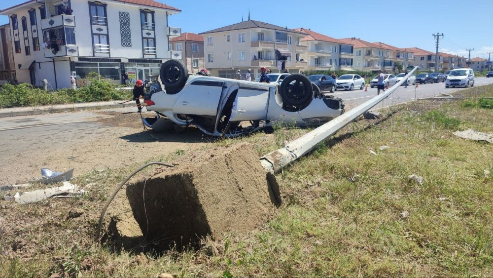 Önce patpata sonra direğe çarpan otomobil takla attı: 4 yaralı