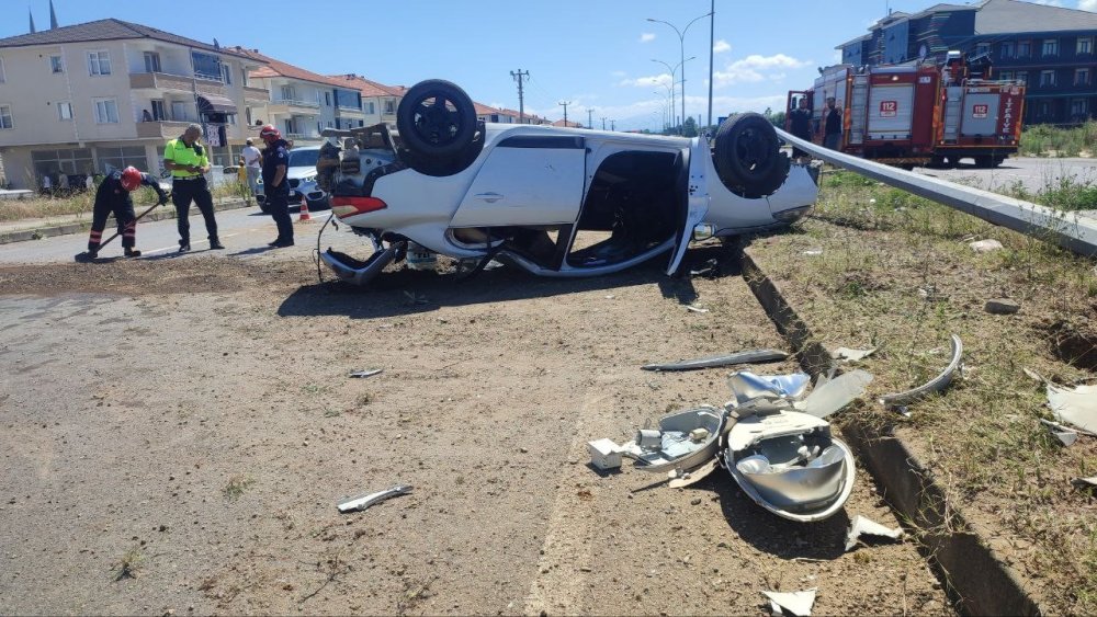 Önce patpata sonra direğe çarpan otomobil takla attı: 4 yaralı