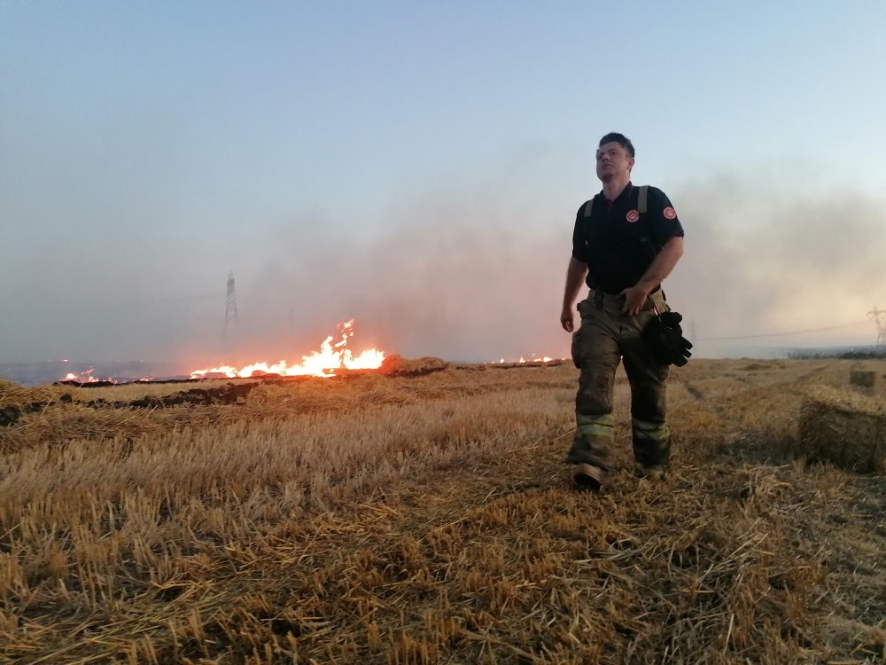 Otluk alanda bulunan saman balyaları alev alev yandı