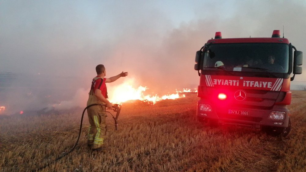 Otluk alanda bulunan saman balyaları alev alev yandı