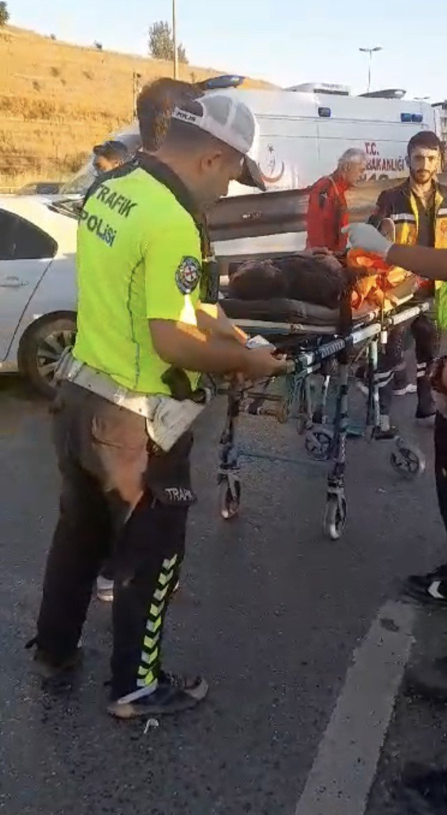 Otomobil bariyere ok gibi saplandı: 1 ölü