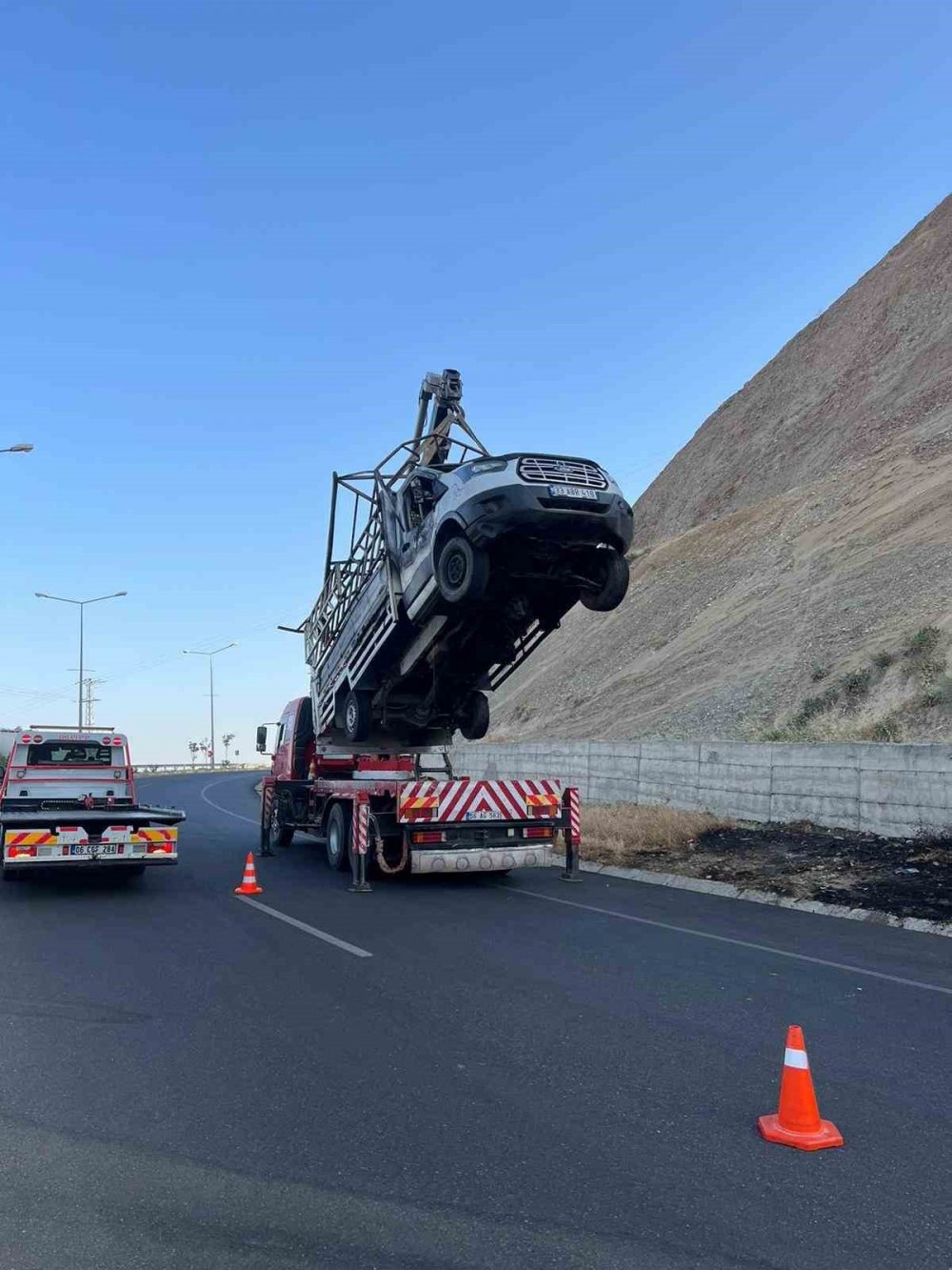 Otomobil ile çarpışan kamyonet alev aldı