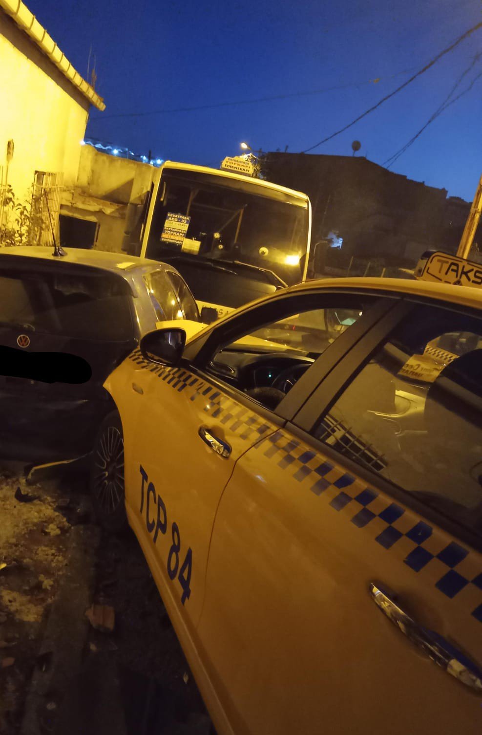 Taksici öldürüldü, yolcuları yaralandı